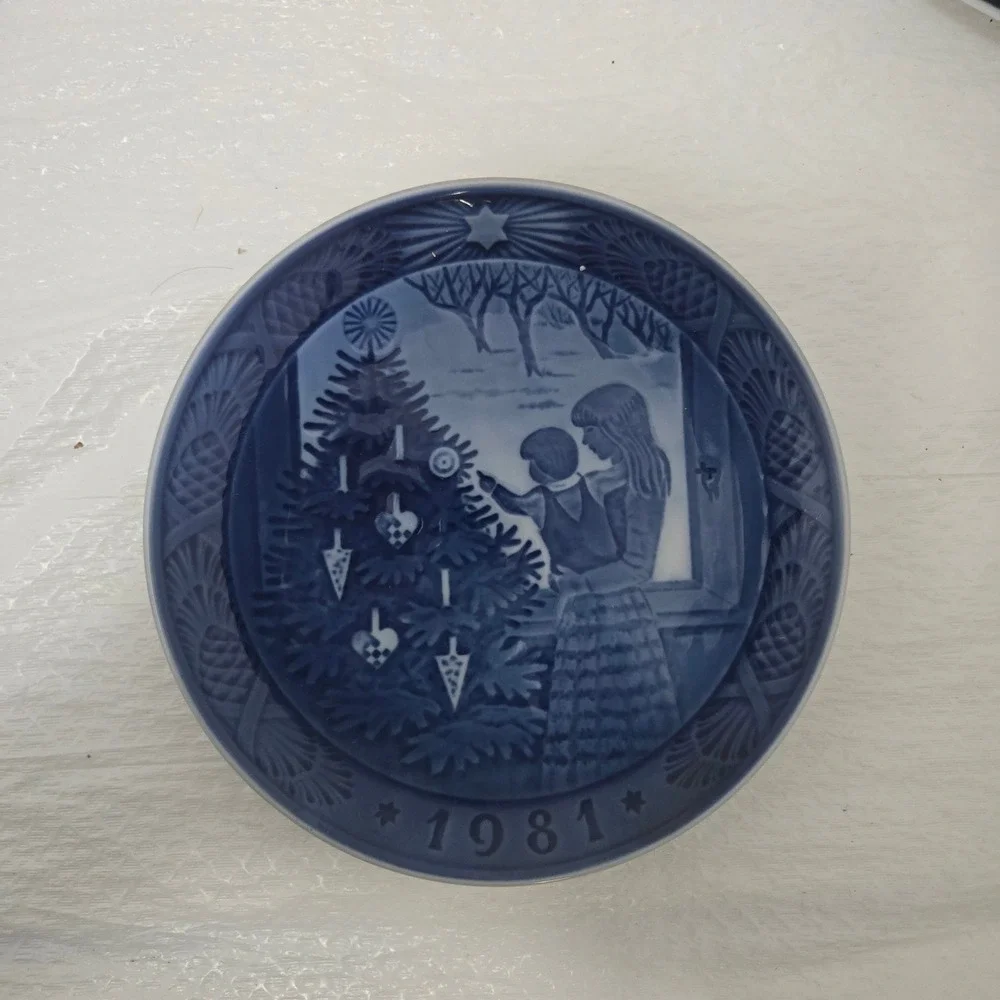 Royal Copenhagen 1981 Christmas Plate Admiring the Christmas Tree Blue White